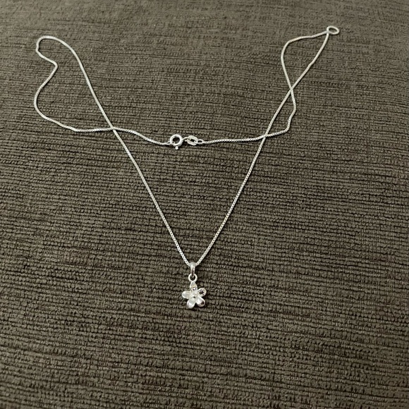 Sterling silver small plumeria necklace - Picture 6 of 10
